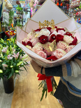 Load image into Gallery viewer, Bouquet 50 red &amp; pink roses
