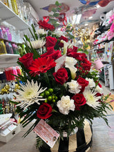 Load image into Gallery viewer, Red arrangements whit Cala lilys
