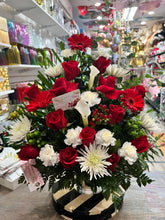 Load image into Gallery viewer, Red arrangements whit Cala lilys
