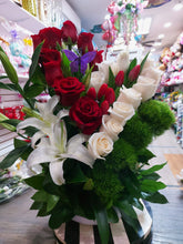 Load image into Gallery viewer, Heart arrangement
