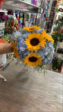 Load image into Gallery viewer, Boquet for sweet 16
