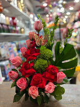 Load image into Gallery viewer, Pink &amp; red roses
